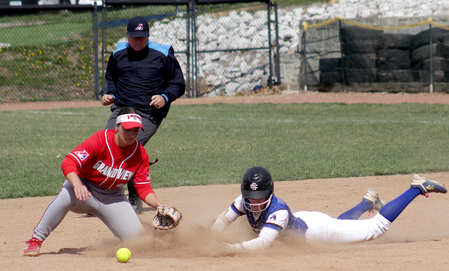 Softball Splits Twinbill with Visiting Grand View